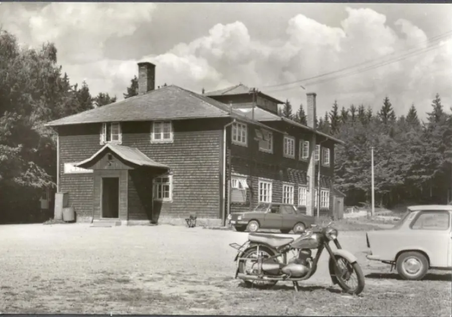 Historická fotografie z Tesáku – chata s motocyklem a automobilem